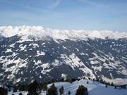Vue sur le domaine skiable Hochzillertal depuis l'autre versant de la vallée