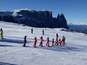 L’un des nombreux cours de ski sur l’Alpe de Siusi