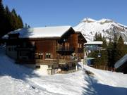 Maisons de montagne près de la station supérieure de la télécabine