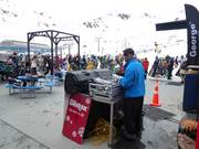 Le week-end, il y a de la musique sur la terrasse ensoleillée.