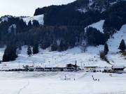 Vue sur les téléskis Dorf et Hörni avec des pistes faciles