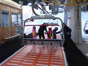 Les enfants reçoivent toujours de l'aide lors de l'embarquement.