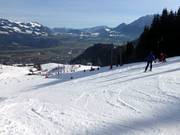 Carving sur la piste Idealhang avec vue sur la vallée de l’Inn