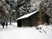 La petite cabane à la station supérieure n’ouvre aussi que de façon sporadique.