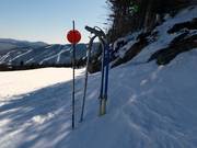 Canon à neige au bord de la piste
