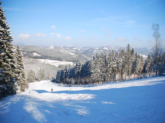 Magnifiquement large – piste à la Hohen Bracht