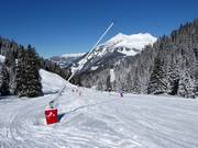 Enneigement par canons à neige dans la vallée de Nova