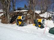 Canons à neige dans la station de ski Vogel