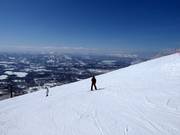 Piste sur des pentes sans arbres au Mt. Niseko Annupuri