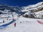École de ski pour enfants sur la piste d'entraînement