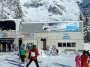 Discrètement présents : toilettes et poubelles au bâtiment fonctionnel