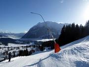 Enneigement par canons à neige sur la descente vers la vallée