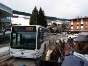 En bus et en calèche, vous traversez Megève.