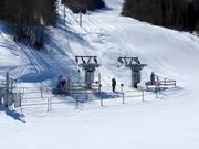 Au téléski, une aide est apportée lors de la montée