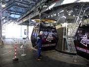 Le personnel est présent à l’embarquement de la télécabine.