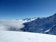 Une mer de brouillard passe sur le Soum de Matte