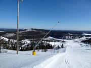 Enneigement par canons à neige le long de la piste
