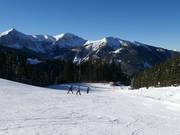 Espace enfants avec piste facile et téléski