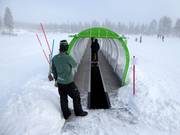 Sur le tapis roulant, on aide les débutants.