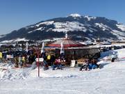 Bar après-ski à la station inférieure de l’Alpenrosenbahn à Westendorf