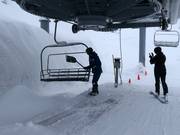 En cas de chute de neige, la neige est retirée des sièges des remontées.