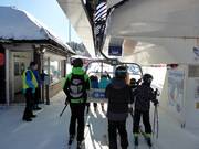 Le personnel est toujours présent à l’embarquement.