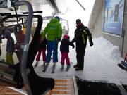 Les enfants reçoivent volontiers de l’aide.