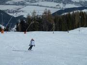Canons à neige sur la piste de descente vers la vallée