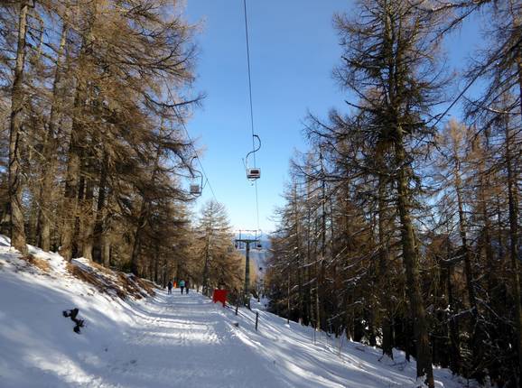 Le télésiège une place vous emmène vers les pistes