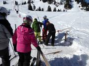 Sur la plupart des téléskis à perche et des téléskis à assiette, les arceaux sont remis aux skieurs.