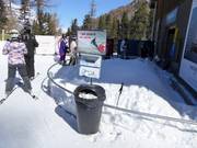 Dans la station de ski, il y a des poubelles et des mouchoirs gratuits.