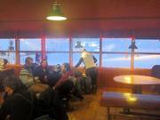 Moments conviviaux dans le refuge de ski