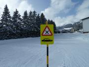 Le village s’étend jusque dans le domaine skiable - appel à la prudence dans les rues