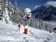 La neige fraîche met le canon à neige au repos