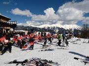 Terrasse ensoleillée avec DJ à Aravet
