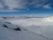 Ciel bleu et brouillard dans la vallée