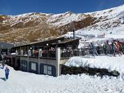 Terrasse ensoleillée à la station de vallée