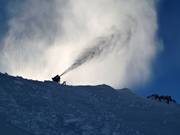 Production de neige sur le glacier Presena