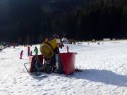Des canons à neige sont également prêts sur le terrain d'entraînement.