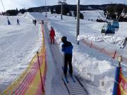 Tapis roulant à la station de vallée de la télécabine Familyjet