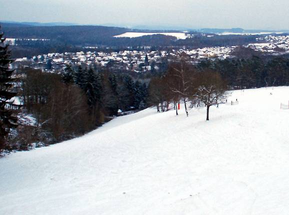 Sur le côté gauche de la pente, vu d'en haut, il y a une courte section raide.