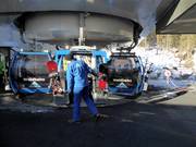 « Helping Hands » lors de la montée dans la télécabine