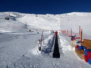 Tapis roulant de l'école de ski à la station supérieure de la télécabine