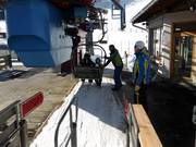 Le personnel aide volontiers les enfants à monter.