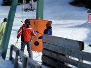 Le personnel tend l’assiette au téléski