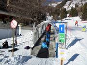 Village-Tapis - Tapis roulant/Moving Carpet recouvert d’une galerie