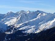 Vue depuis le côté opposé sur le domaine skiable de Kappl
