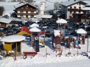 Aire de jeux pour enfants dans la neige