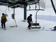 En cas de chute de neige, l’assise est dégagée.