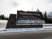 Le village de Kananaskis se trouve à environ quatre kilomètres du domaine skiable.